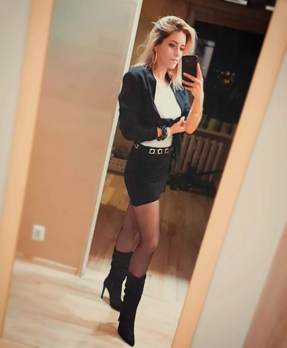 Piękna wokalistka disco polo odważnie odsłoniła dekolt! W sieci zawrzało! 
